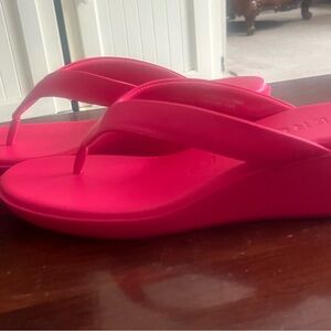 AEROSOLES Pink Sandals with Ergonomic Sole and Raised Heel